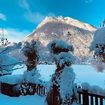 Casa de Férias Forest Chalet, Famous Areas Around Us, 15 Min To Of Salzburg, Mountainview, Panorama Sauna, Bath Whirlpool, Fire Pit In Garden Up To 10 P