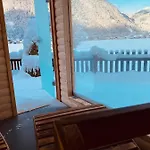 Forest Chalet, Famous Areas Around Us, 15 Min To Of Salzburg, Mountainview, Panorama Sauna, Bath Whirlpool, Fire Pit In Garden Up To 10 P Semesterbostad
