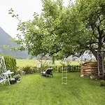 Casa de Férias Forest Chalet, Famous Areas Around Us, 15 Min To Of Salzburg, Mountainview, Panorama Sauna, Bath Whirlpool, Fire Pit In Garden Up To 10 P *
