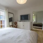 Forest Chalet, Famous Areas Around Us, 15 Min To Of Salzburg, Mountainview, Panorama Sauna, Bath Whirlpool, Fire Pit In Garden Up To 10 P Casa de Férias *