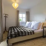 Forest Chalet, Famous Areas Around Us, 15 Min To Of Salzburg, Mountainview, Panorama Sauna, Bath Whirlpool, Fire Pit In Garden Up To 10 P Casa de Férias