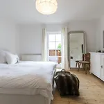 Forest Chalet, Famous Areas Around Us, 15 Min To Of Salzburg, Mountainview, Panorama Sauna, Bath Whirlpool, Fire Pit In Garden Up To 10 P Casa de Férias