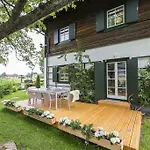 Forest Chalet, Famous Areas Around Us, 15 Min To Of Salzburg, Mountainview, Panorama Sauna, Bath Whirlpool, Fire Pit In Garden Up To 10 P Casa de Férias *