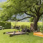 Casa de Férias Forest Chalet, Famous Areas Around Us, 15 Min To Of Salzburg, Mountainview, Panorama Sauna, Bath Whirlpool, Fire Pit In Garden Up To 10 P Golling an der Salzach