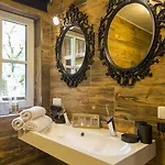 Forest Chalet, Famous Areas Around Us, 15 Min To Of Salzburg, Mountainview, Panorama Sauna, Bath Whirlpool, Fire Pit In Garden Up To 10 P Casa de Férias