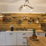 Casa de Férias Forest Chalet, Famous Areas Around Us, 15 Min To Of Salzburg, Mountainview, Panorama Sauna, Bath Whirlpool, Fire Pit In Garden Up To 10 P