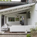 Casa de Férias Forest Chalet, Famous Areas Around Us, 15 Min To Of Salzburg, Mountainview, Panorama Sauna, Bath Whirlpool, Fire Pit In Garden Up To 10 P *