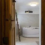 Casa de Férias Forest Chalet, Famous Areas Around Us, 15 Min To Of Salzburg, Mountainview, Panorama Sauna, Bath Whirlpool, Fire Pit In Garden Up To 10 P