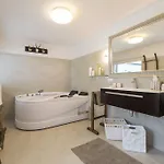 Forest Chalet, Famous Areas Around Us, 15 Min To Of Salzburg, Mountainview, Panorama Sauna, Bath Whirlpool, Fire Pit In Garden Up To 10 P Golling an der Salzach