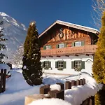 Forest Chalet, Famous Areas Around Us, 15 Min To Of Salzburg, Mountainview, Panorama Sauna, Bath Whirlpool, Fire Pit In Garden Up To 10 P Casa de Férias *