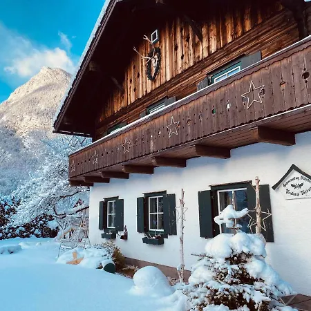 Forest Chalet, Famous Areas Around Us, 15 Min To Of Salzburg, Mountainview, Panorama Sauna, Bath Whirlpool, Fire Pit In Garden Up To 10 P Vakantiehuis *