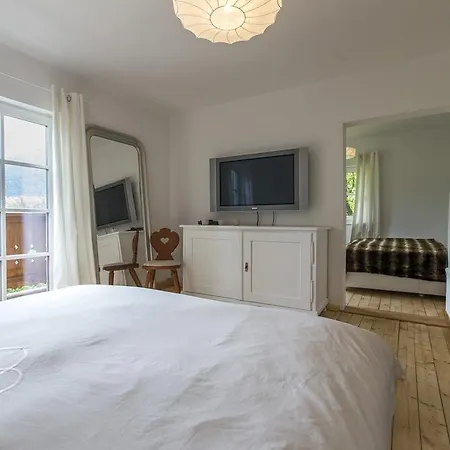 Forest Retreat: Mountain Views, Sauna & Garden Oasis Holiday home *
