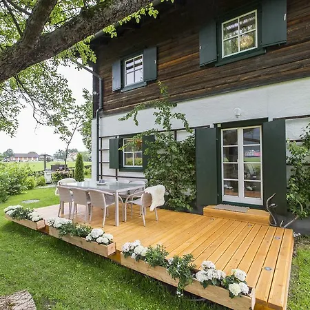 Forest Retreat: Mountain Views, Sauna & Garden Oasis Holiday home *