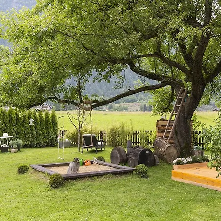 Holiday home Forest Retreat: Mountain Views, Sauna & Garden Oasis Golling an der Salzach