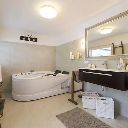 Forest Chalet, Famous Areas Around Us, 15 Min To Of Salzburg, Mountainview, Panorama Sauna, Bath Whirlpool, Fire Pit In Garden Up To 10 P غولنغ ان دير سالزا