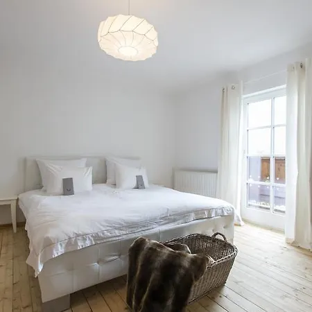 Forest Chalet, Famous Areas Around Us, 15 Min To Of Salzburg, Mountainview, Panorama Sauna, Bath Whirlpool, Fire Pit In Garden Up To 10 P Vakantiehuis *