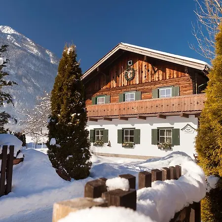 Forest Chalet, Famous Areas Around Us, 15 Min To Of Salzburg, Mountainview, Panorama Sauna, Bath Whirlpool, Fire Pit In Garden Up To 10 P Vakantiehuis *